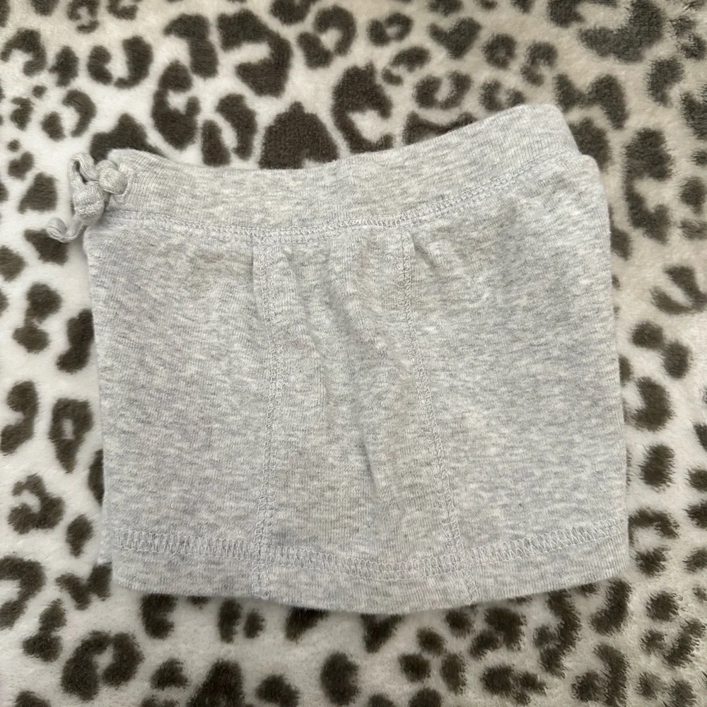 Old Navy Knit Shorts in Heather Gray Size 12-18 months